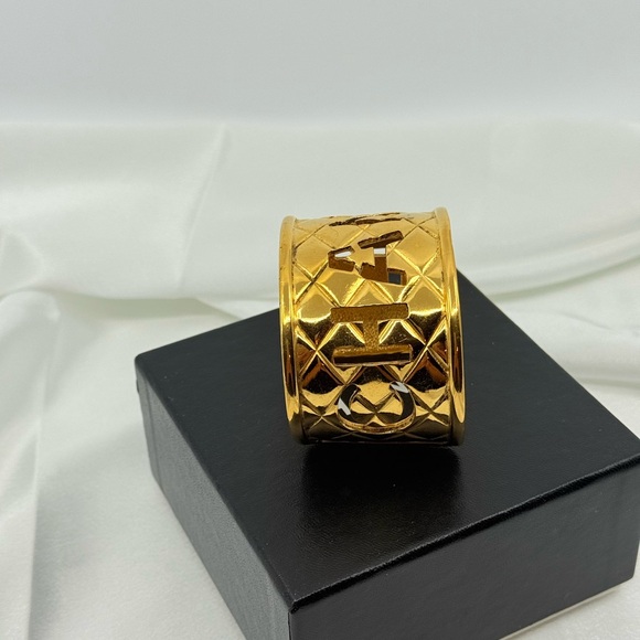 CHANEL Gold Quilted Cut Out Logo Statement Cuff, 1980s - Picture 3 of 15